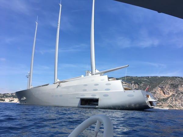 La sailing yacht A