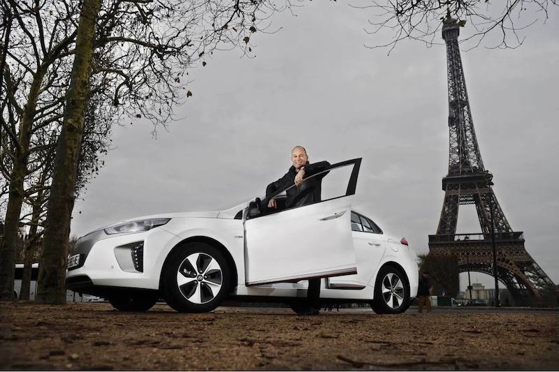 Bertrand Picard à bord d'une voiture électrique